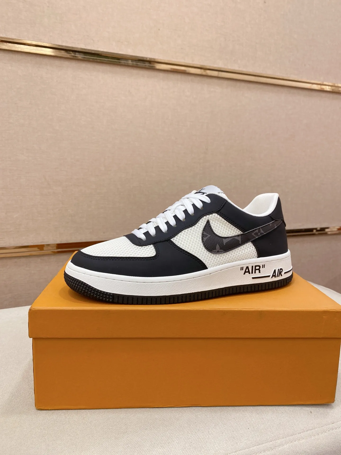 Men's shoes💰 440💰Louis Vuitton (Louis Vuitton/LV) top 🔍🔍 new models are on sale at the same time, the upper 🇮🇹 imported Italian first-layer cowhide, fully imported mesh breathable lining 💪💪, completely 1⃣️compared 1⃣️Reproduction🇮🇹💪💪, ⚠Sole: The original sole is specially provided by the original factory, the exclusive movable molded sole is super comfortable, ⚠Original factory follow-up goods, 🔍🔍high quality, you can enter and leave the counter at will, welcome to compare⚠. Code number: 38-44. Can be customized for 45 non-refundable!